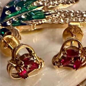 Vintage 14k solid gold earring with rubies
1.56 gr.